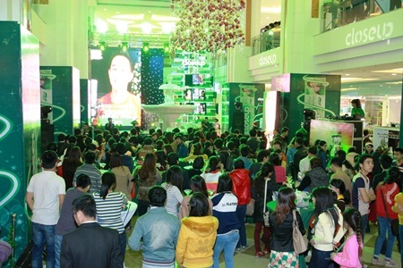 Và những cái ôm siết chặt khiến ai cũng phải tan chảy theo