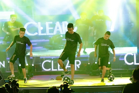 Thư ATW gửi Clear Men: “Cảm ơn bạn đồng hành” - 2 Màn trình diễn của Đỗ Kim Phúc (trái) và nhóm LEGENDS