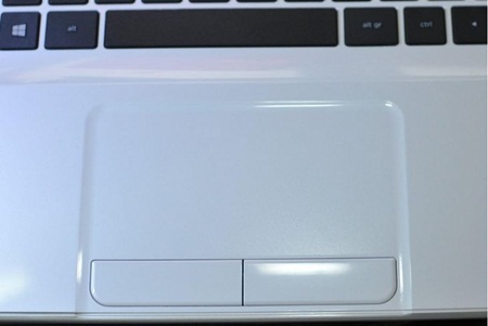 Bàn rê chuột rộng rãi với 2 phím trái phải tách biệt