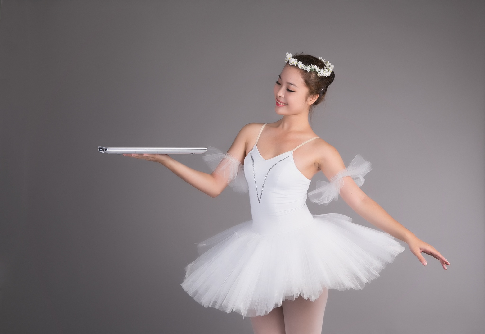 Lenovo IdeaPad Z510 mỏng chỉ 2.56 cm; nhẹ 2.2 kg và đa năng như nghệ sỹ múa ba-lê.