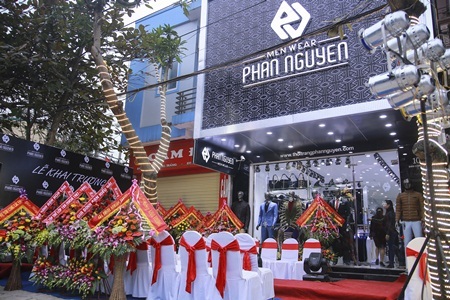 Thời trang Phan Nguyễn tưng bừng khai trương tại Vinh - 2 Bên ngoài showroom 107 Đinh Công Tráng, thành phố Vinh