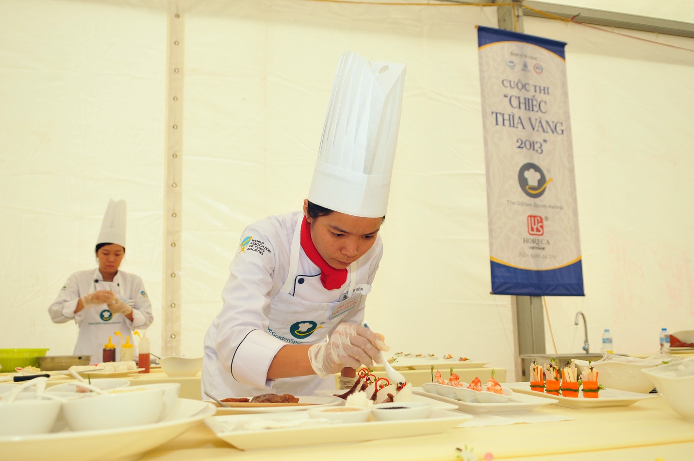 H1. Đầu bếp của Ngọc Lan Viên chăm chút cho món ăn của đội mình