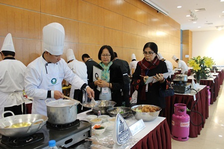 Giám khảo quan sát các đội thi để đánh giá cho điểm