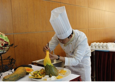 Tập trung cao độ cho việc thực hiện món ăn của mình