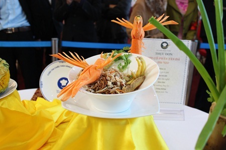 Món nộm gà 6 cựa của đội thi Công ty Cổ phần Tản Đà