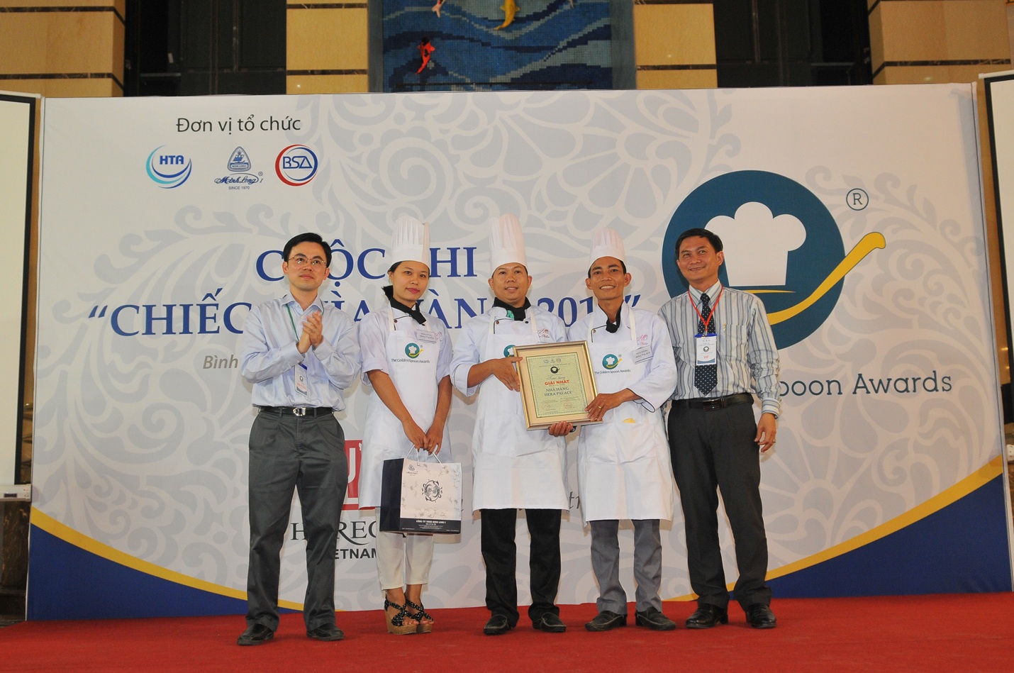 Trao giải cho đội thắng cuộc