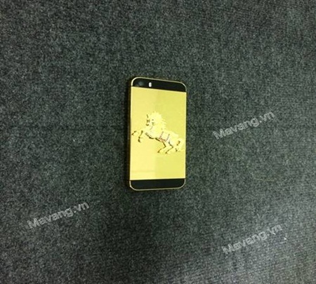 iPhone 5S mạ vàng 24K với ốp lưng đúc ngựa vàng nguyên khối - 3 iPhone 5s mạ vàng có độ dày bề mặt 8 Micron