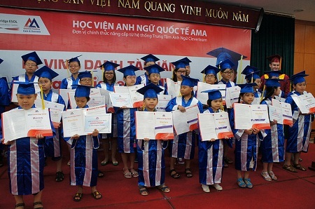 Lễ vinh danh tài năng AMA Cambridge Test 2013 - 3 Thầy Gerhard Pretorius cùng các em học sinh đạt học bổng 100%.
