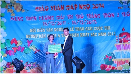 Khu vui chơi Thỏ Trắng hỗ trợ người nghèo 110 triệu đồng ăn tết - 3 Ông Nguyễn Anh Tú Tồng Giám đốc Thiên Đường Giải Trí Thỏ Trắng trao quỹ học bổng Lê Quý Đôn