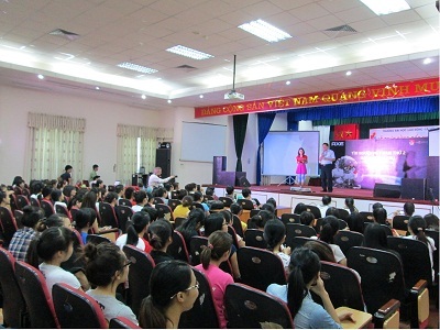 Trung tướng Phạm Tuân hào hứng chia sẻ những kinh nghiệm quý báu cho các bạn sinh viên Hà Nội.