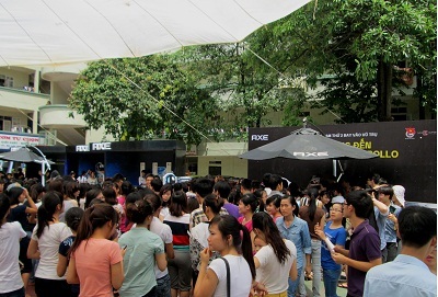 Trung tướng Phạm Tuân hào hứng chia sẻ những kinh nghiệm quý báu cho các bạn sinh viên Hà Nội.