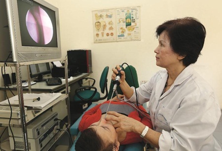 Không nên coi thường khi ngạt mũi kéo dài - 1 PGS. TS. BS. Nguyễn Thị Ngọc Dinh đang súc xoang cho một bệnh nhân. Ảnh: Gia Bảo