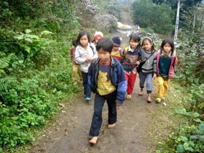 Dù giá rét, các em vẫn đến trường bằng những đôi chân trần trên những đèo dốc…