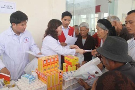 DS. Lê Thị Bình: Người có tâm lớn với Quê hương - 4 Phát thuốc miễn phí cho các hộ nghèo tại xã Quảng Thái, huyện Quảng Xương- Thanh Hóa