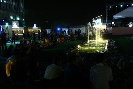 Chiêm ngưỡng đại nhạc hội Giao thừa hoành tráng nhất Việt Nam - 7 Một góc quầy Food & Drink với sự phục vụ độc quyền của