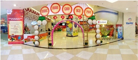 Cùng SeAbank vui Tết nhận lì xì tại KizCiti Hà Nội - 1 Cổng chính của KizCiti đã được trang hoàng lộng lẫy để đón Tết Quý Ngọ