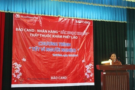 Bà Vũ Thị Nga phát biểu cảm ơn các nhà hảo tâm