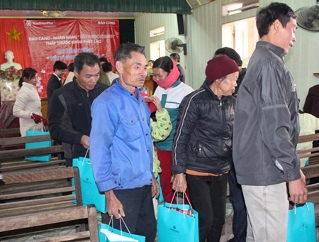 Sắc Ngọc Khang mang Tết cho người nghèo - 5 Niềm vui của bà con xã Đông La khi nhận được quà Tết
