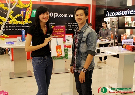 Khách hàng đến FPT Shop mùa Tết để tham gia chương trình: “