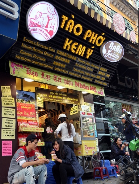 Chén trà, kẹo lạc ngày Xuân