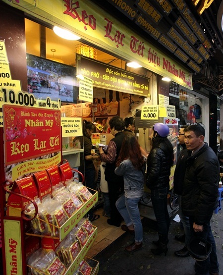 Chén trà, kẹo lạc ngày Xuân