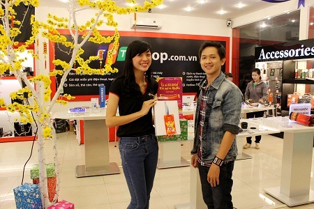 Khách hàng hào hứng nhận