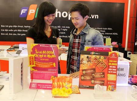 Khách hàng đến FPT Shop mùa Tết để tham gia chương trình: “