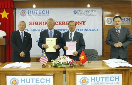 Lãnh đạo HUTECH và OUM tại lễ bế giảng và trao bằng tốt nghiệp cho Thạc sỹ Quản trị kinh doanh.