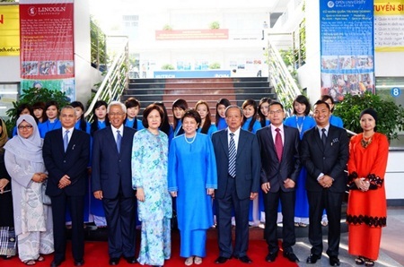 Lãnh đạo HUTECH và OUM tại lễ bế giảng và trao bằng tốt nghiệp cho Thạc sỹ Quản trị kinh doanh.