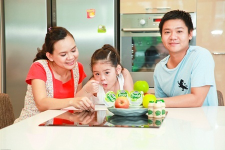 Phòng ngừa viêm hô hấp mùa lạnh bằng sữa chua - 2 Giữ ấm thôi không đủ để bảo vệ trẻ