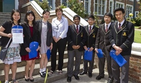Phó Hiệu trưởng, Giáo sư Edwina Cornish với các HS của hai trường cấp ba nổi tiếng