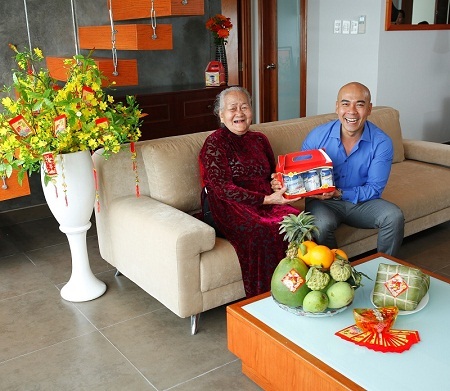 MasterChef Ngô Thanh Hòa: Để 365 ngày luôn gần cha mẹ - 1 Thanh Hòa và mẹ bên món quà Tết