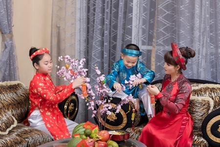 Mai Thu Huyền cho con ăn Tết theo kiểu cổ truyền - 1 “Thành quả” của hai chị em bé Huyền Anh và Anh Kiệt