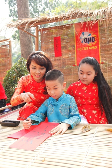 Mai Thu Huyền cho con ăn Tết theo kiểu cổ truyền - 3 Nắn nót “khai bút” đầu năm bên mẹ.