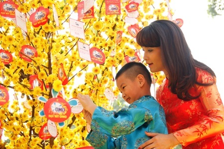 Mai Thu Huyền cho con ăn Tết theo kiểu cổ truyền - 4 Cùng mẹ treo lời chúc năm mới lên cây mai khổng lồ