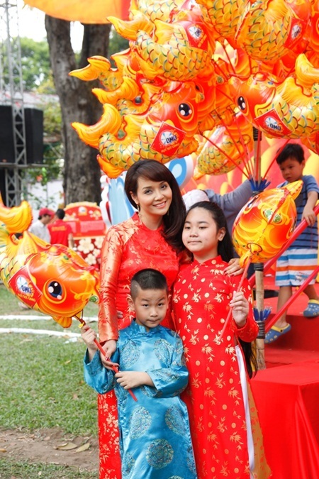 Mai Thu Huyền cho con ăn Tết theo kiểu cổ truyền - 5 Dành thời gian đến với Hội Tết OMO, 3 mẹ con đã có những trải nghiệm thật ý nghĩa và đáng nhớ.