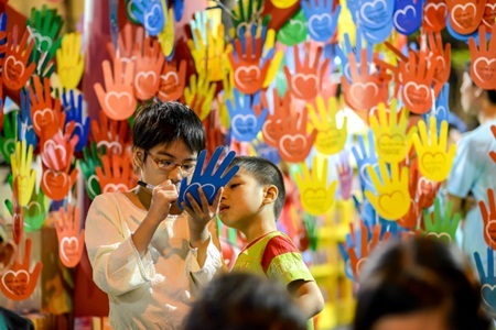 Thậm chí ngay khi không tìm ra một chỗ ngồi trống, bé vẫn hí hoáy viết ước mơ