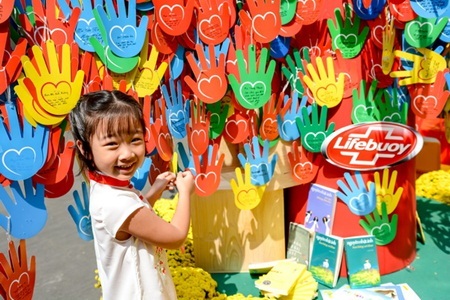 Bé háo hức khi lần đầu ghi lại điều ước theo cách đặc biệt này