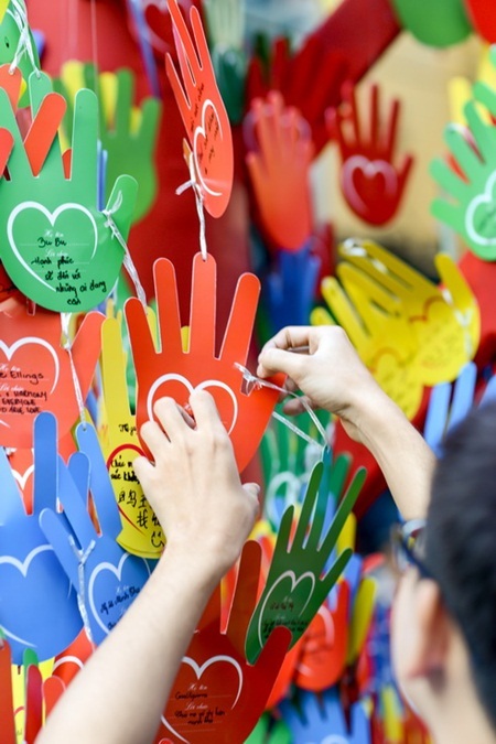 Bé háo hức khi lần đầu ghi lại điều ước theo cách đặc biệt này