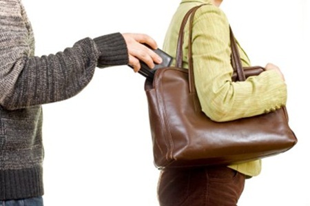 Thẻ Tín dụng – lợi hay hại? - 3 Mang theo nhiều tiền mặt luôn tiềm ẩn nguy cơ cho sự an toàn của bạn
