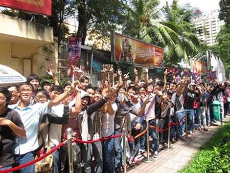 Nhìn lại các sự kiện offline khủng của Liên Minh Huyền Thoại 2 năm qua - 6 Các bạn trẻ xếp hàng dài trước cổng nhà thi đấu Phan
Đình Phùng buổi sáng 17/8
