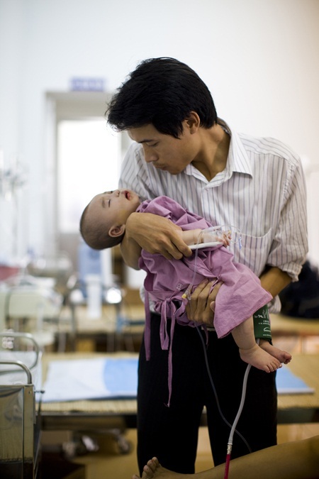 Hành trình của một bà mẹ tìm lại nụ cười cho con - 2 Hành trình của một bà mẹ tìm lại nụ cười cho con