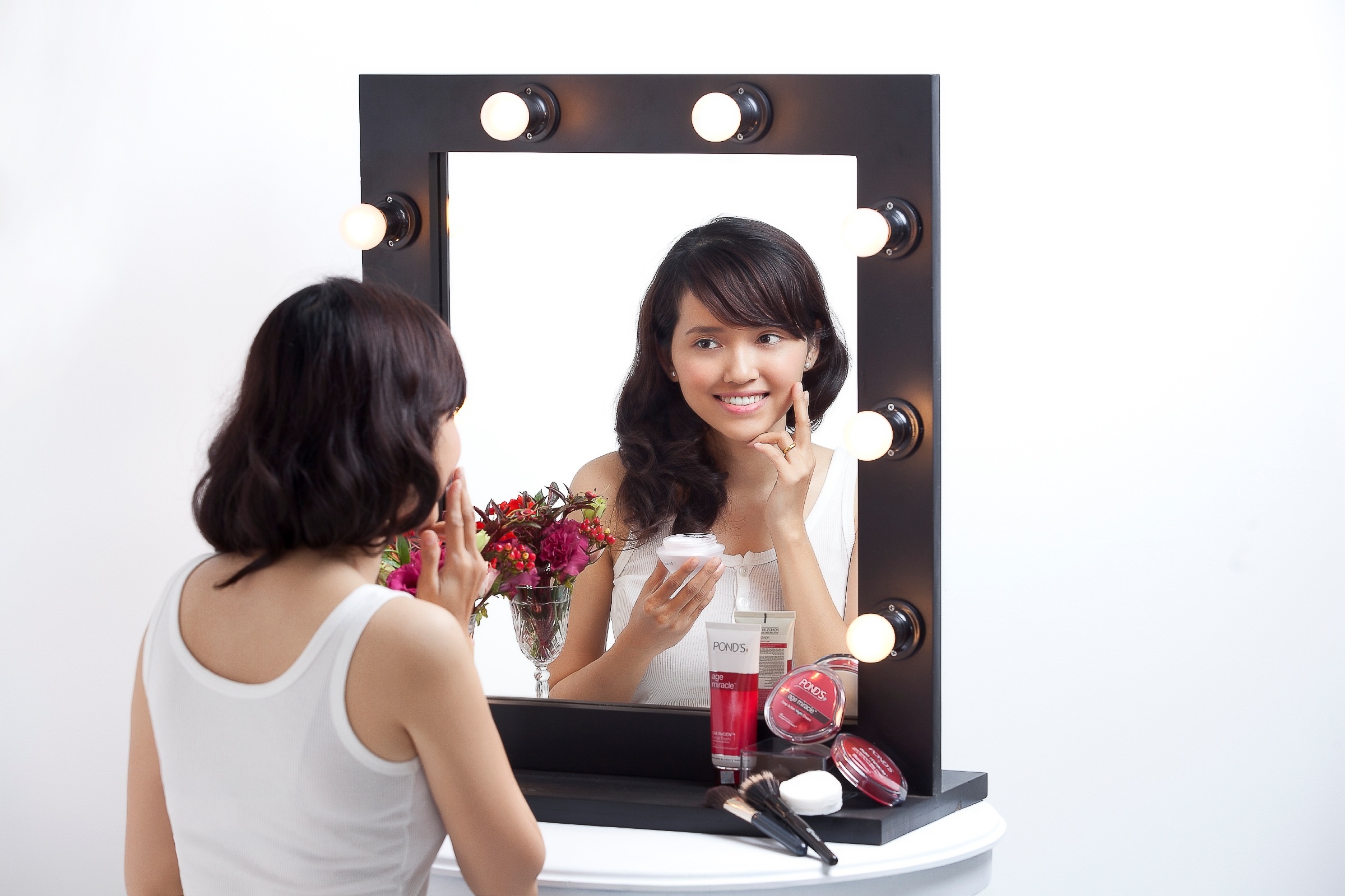 Kim Ngọc (29 tuổi) mỗi ngày luôn dưỡng da với kem ngăn ngừa lão hóa cả hai buổi sáng và tối