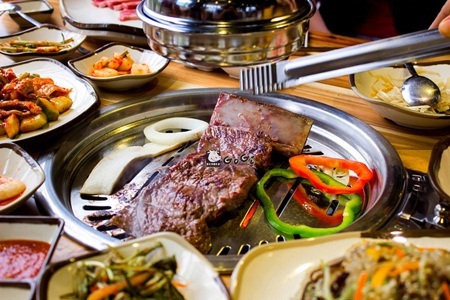 Món Hàn - giá Việt tại GoGi House - 3 Thịt thấm đều gia vị mang Hương thơm hấp dẫn ngay từ miếng đầu tiên