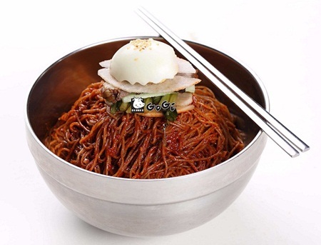 Món Hàn - giá Việt tại GoGi House - 4 Sợi mỳ lạnh dai giòn, nước dùng được chế biến theo công thức đặc biệt làm tăng hương vị cho món ăn