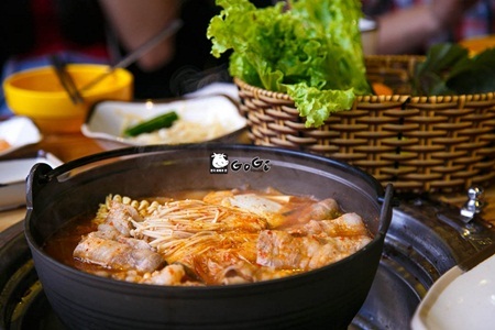 Món Hàn - giá Việt tại GoGi House - 5 Sợi mỳ lạnh dai giòn, nước dùng được chế biến theo công thức đặc biệt làm tăng hương vị cho món ăn