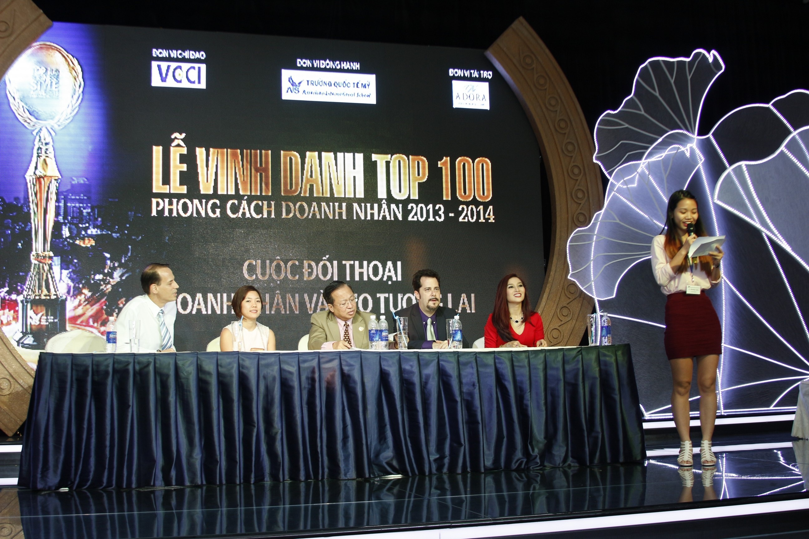 Thú vị bất ngờ Đối thoại Top 100 Phong Cách Doanh Nhân và 100 CEO tương lai - 1 Ban điều phối chương trình Đối thoại Top 100 PCDN và 100 CEO tương lai.
