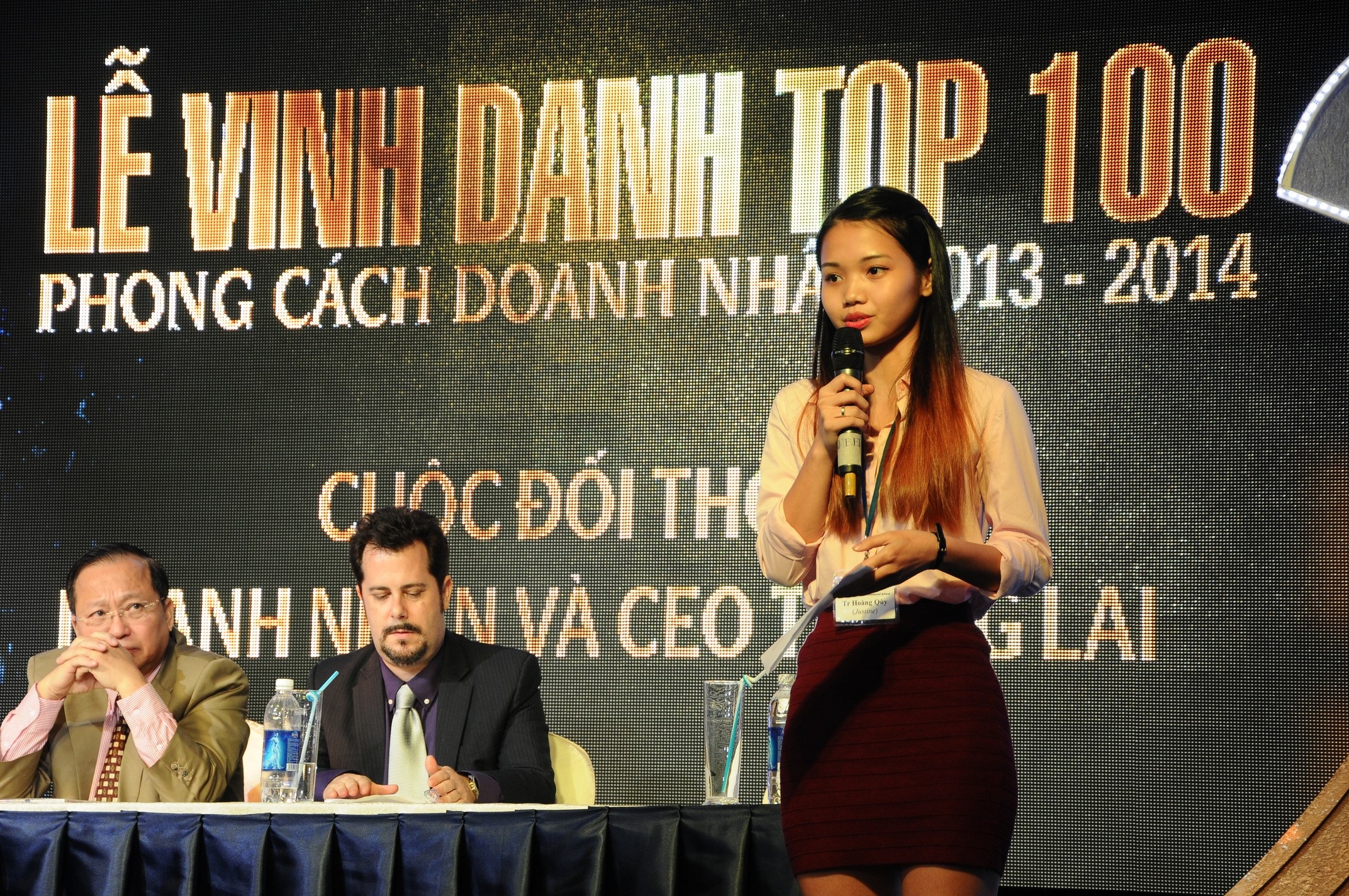Thú vị bất ngờ Đối thoại Top 100 Phong Cách Doanh Nhân và 100 CEO tương lai - 2 Em Trương Hoàng Quỳ - CEO tương lai đến từ Trường Quốc Tế Mỹ (American International School).