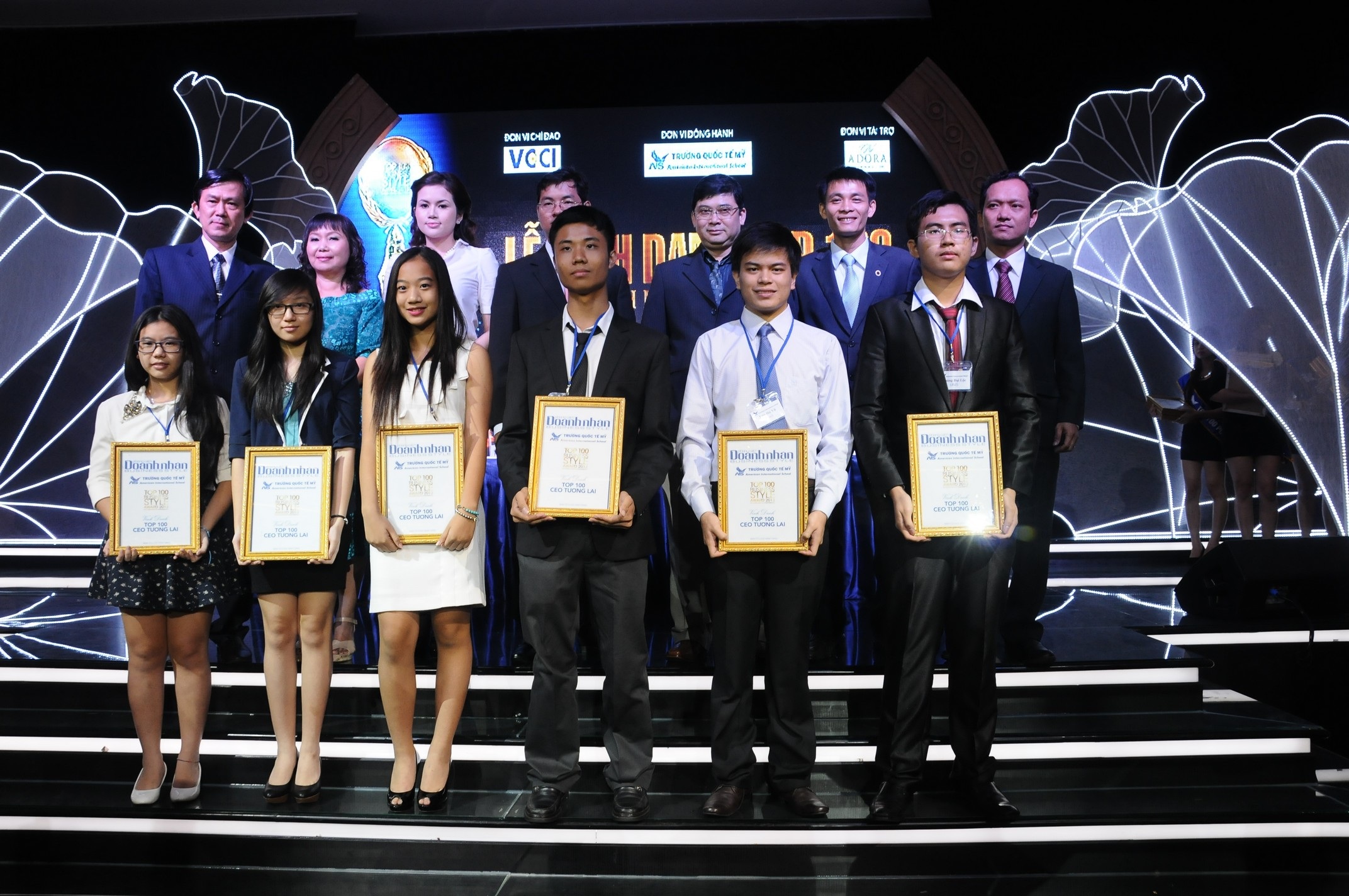 Thú vị bất ngờ Đối thoại Top 100 Phong Cách Doanh Nhân và 100 CEO tương lai - 3 Top 100 CEO tương lai nhận kỷ niệm chương từ ban tổ chức.
