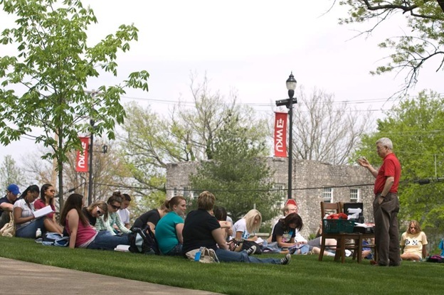 Đặc biệt, các em học sinh có thể thử sức với các gói học bổng hiện có của trường